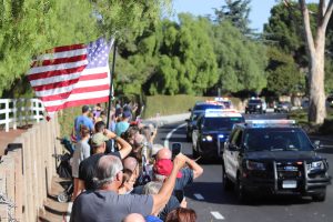 Thousand Oaks community members gathered on the streets for the transportation of the body of Ventura County Sheriff's Sgt. Ron Helus, who was killed in the Nov. 7 Borderline shooting. Photo by Arianna Macaluso - Photo Editor